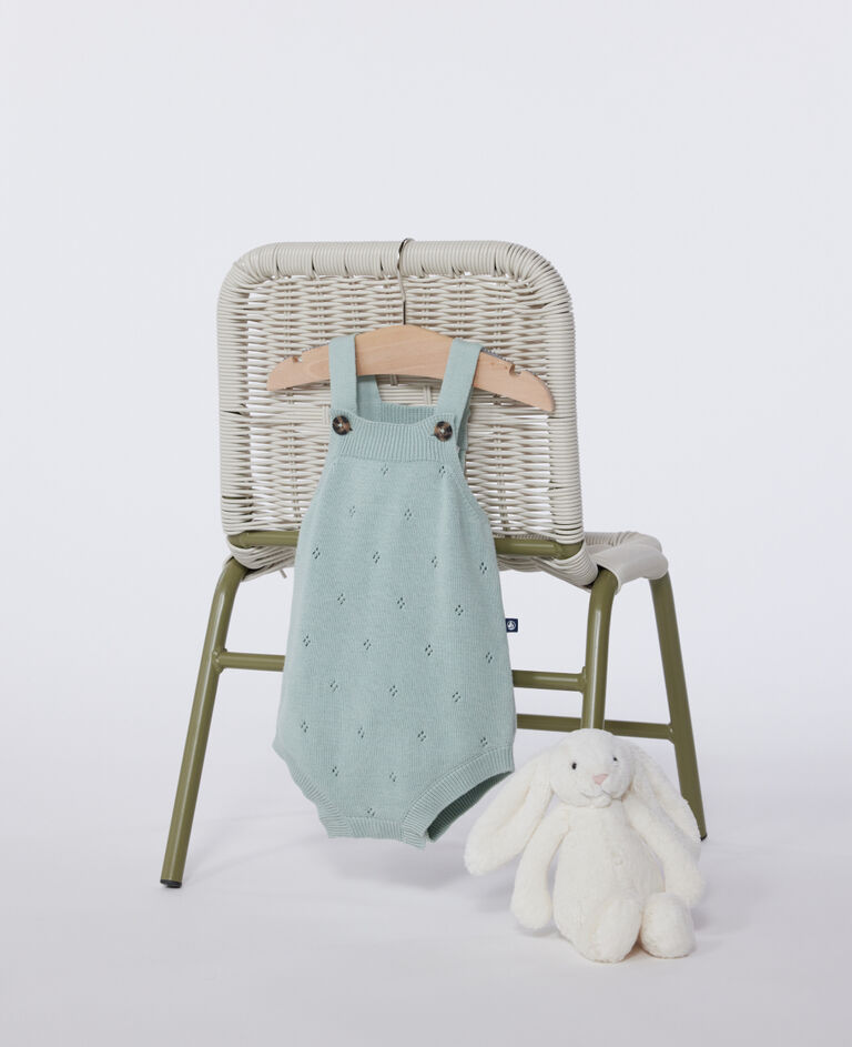Gebreid babyspeelpakje met bandjes